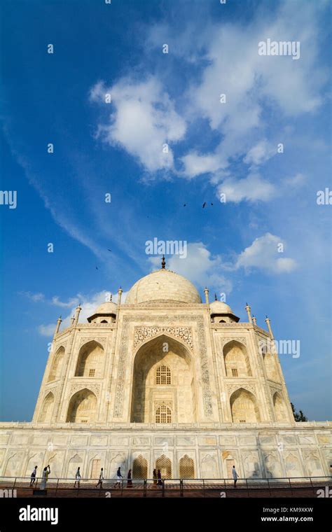 Vista Del Taj Mahal Bajo Un Cielo Azul En Agra India El Taj Mahal Fue