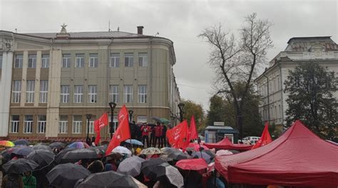 Депутаты от КПРФ в дождь вышли на площадь труда в Иркутске для "встречи ...