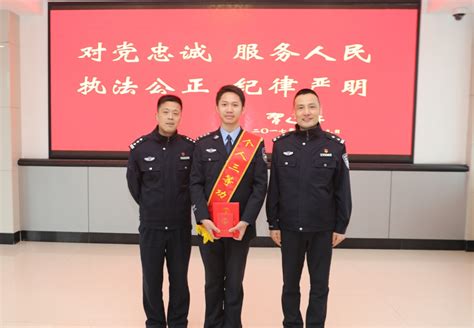 金华市局政治部警务处副处长陆峰来义为立功民警授奖