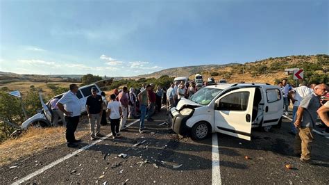 Elazığda iki hafif ticari aracın çarpışması sonucu 9 kişi yaralandı