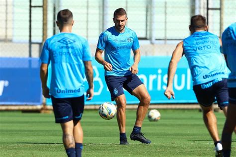 Vitória tem interesse em zagueiro do Grêmio