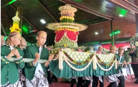 Warga Masyarakat Padati Aloon Aloon Dalam Rangka Perayaan Hari Jadi