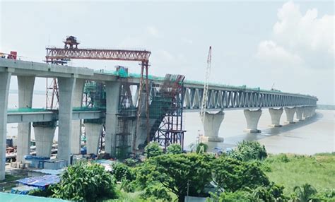 পদ্মা সেতুতে বসল শেষ স্লাব পূর্ণাঙ্গ রূপ পেল সড়কপথ