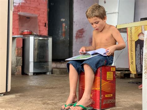 No Litoral De S O Paulo Menino De Cinco Anos Recolhe Livros No Lixo E