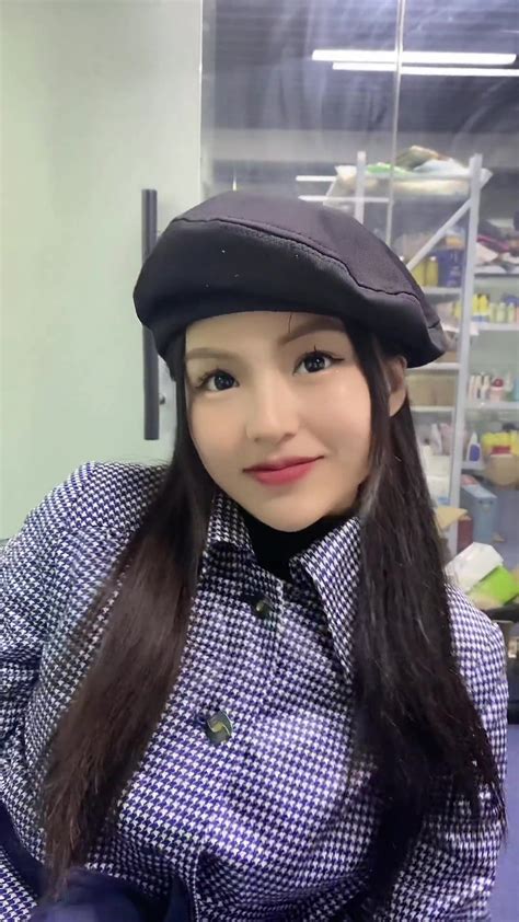 Danh tính bà tổ livestream đọc rap hot trên TikTok Thôi miên khách bằng loạt chiêu độc