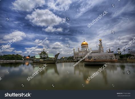 Jame Hassanil Bolkiah Mosque Stock Photo 715231900 Shutterstock