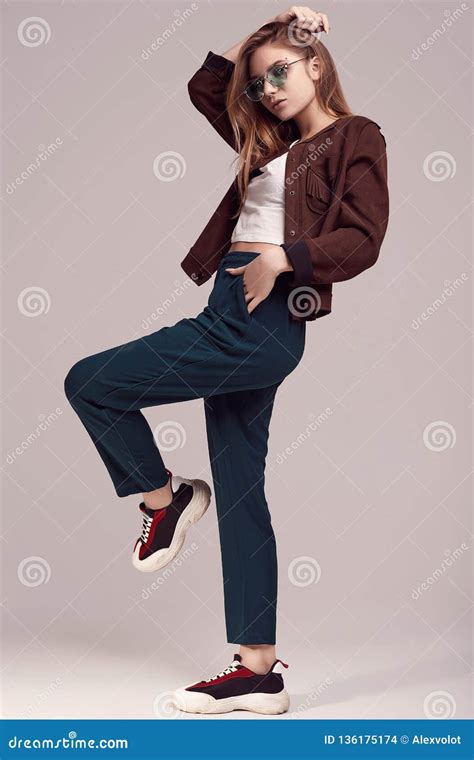 Adolescente Mignonne En Verres De Veste Et De Couleur De Mode Photo Stock Image Du Génial