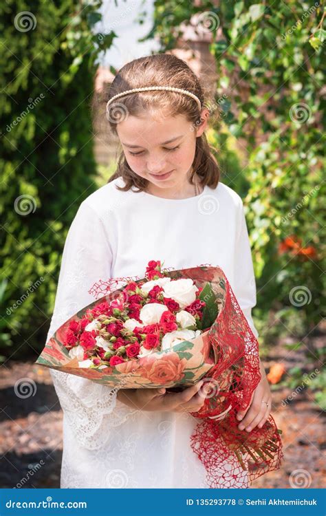 Jeune Fille Avec Un Bouquet Des Fleurs Des Roses Photo Stock Image Du