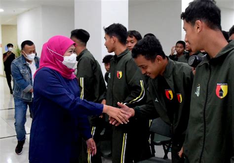 Khofifah Optimistis Kesebelasan Ponpes Darul Muda Mayak Juara Piala