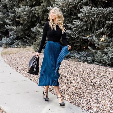 Classy Modest Fashion Inspo On Instagram Love The Pop Of Navy