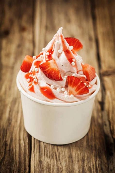 Petits pots de glaces aux fraises un sundae au yaourt idéal pour l été