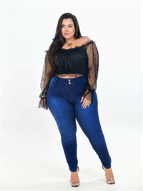 calças jeans plus size cintura alta cintura alta modela bum bum SHEIN