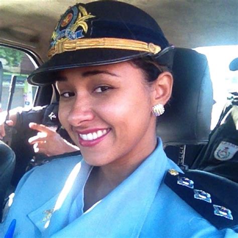 Julia es una policía hot Julia es una policía hot