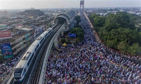 FOTO Salat Idul Adha Ribuan Umat Muslim Padati BAM Masjid Agung