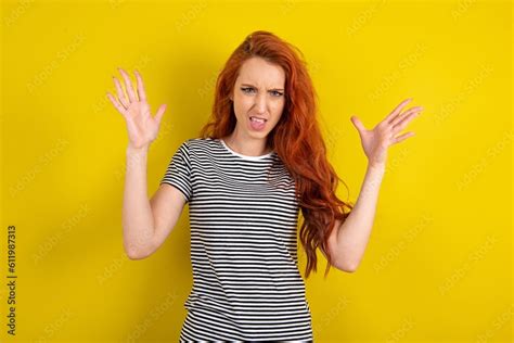 Foto De Crazy Outraged Young Beautiful Red Haired Woman Wearing Striped