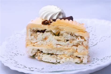 Torta Del Merengue Con Las Nueces Y La Crema Imagen De Archivo Imagen