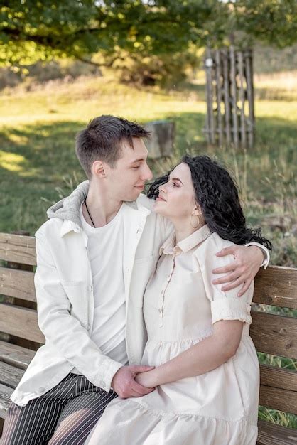 Una Pareja Enamorada Un Chico Y Una Chica Se Sientan En Un Banco Y Se