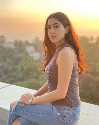 6 Potret Transformasi Sara Ali Khan Putri Tiri Kareena Kapoor Ultah Ke 26