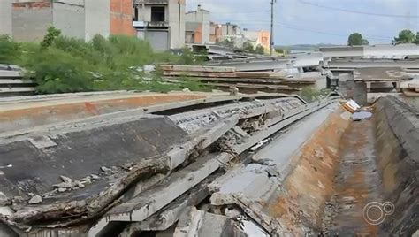 Acúmulo de entulhos perto de casas causa transtornos em bairros de