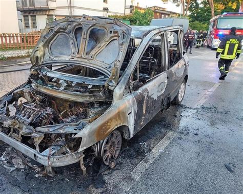 Due Auto A Fuoco In Un Parcheggio A Madonna Delle Stuoie Non Si