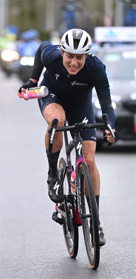 Marlen Reusser Rijdt Zich Met Majestueuze Solo Van Kilometer In De