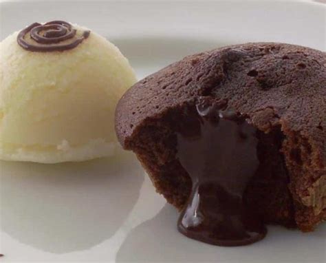 Petit gâteau de chocolate uma sobremesa para a família inteira