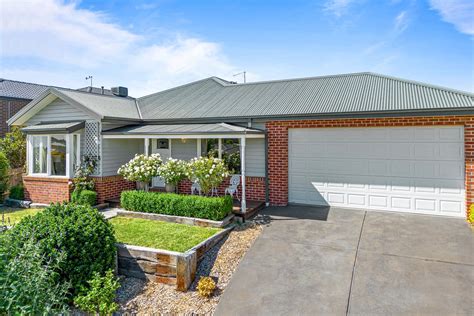 9 Hurst Street Gisborne Vic 3437 Domain