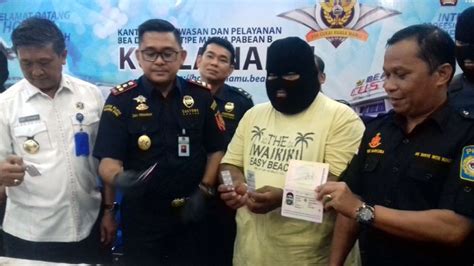 Dua Penumpang Air Asia Bawa Narkotika Ditangkap Di Kualanamu Tribun