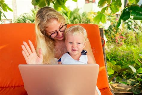 Belle Femme Blonde Et Petite Fille Regardent Dans L Ordinateur Portable Et Se Branlent Les Mains