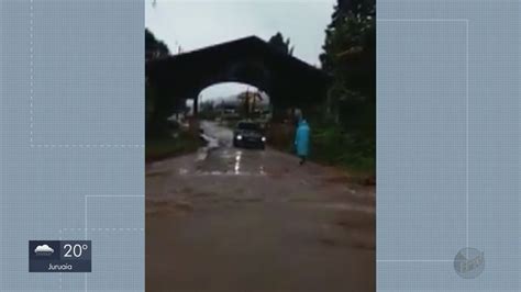 Chuva Forte Atinge Distrito E Forma Grande Enxurrada Em Monte Verde MG