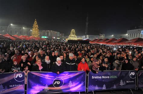 Zima u Tuzli Na Trgu slobode građane zagrijala Divanhana Foto