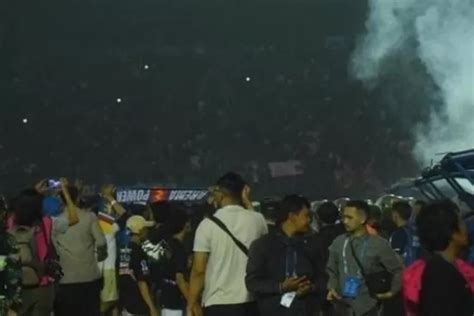 Dari Pintu Darurat Di Stadion Hanya Yang Terbuka Saat Tragedi