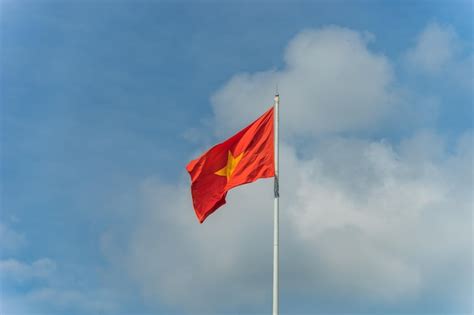 Ondeando La Bandera De Vietnam Con Hermoso Cielo Y Nubes Bandera Roja