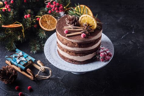 Voici une recette de naked cake de Noël tendance pour terminer votre