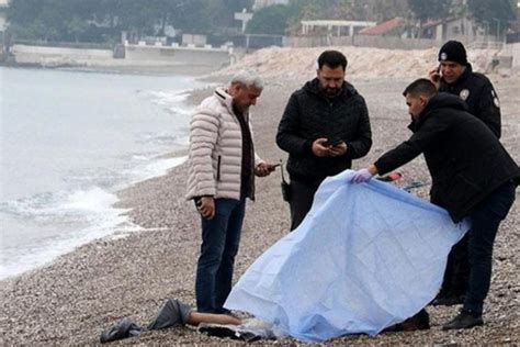 Antalya Da Sahilde Deniz Zerinde Yar Plak Erkek Cesedi Bulundu