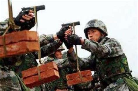 為何中國軍隊不給士兵配發手槍？原來如此 每日頭條