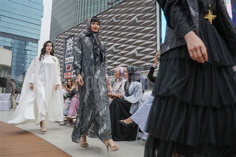 Batik Fashion Show At Tosari Bus Stop Livens Up National Batik Day