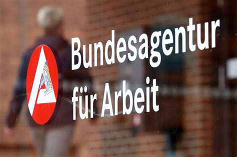 Arbeitsmarkt Arbeitslosigkeit sinkt nur leicht Fachkräfteengpass hält an