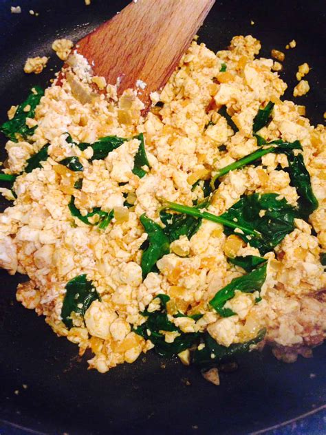 Scrambled tofu aka vegan scrambled eggs - Hedi Hearts