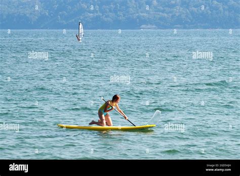 Teenage girl in bikini sitting Fotos und Bildmaterial in hoher Auflösung Alamy