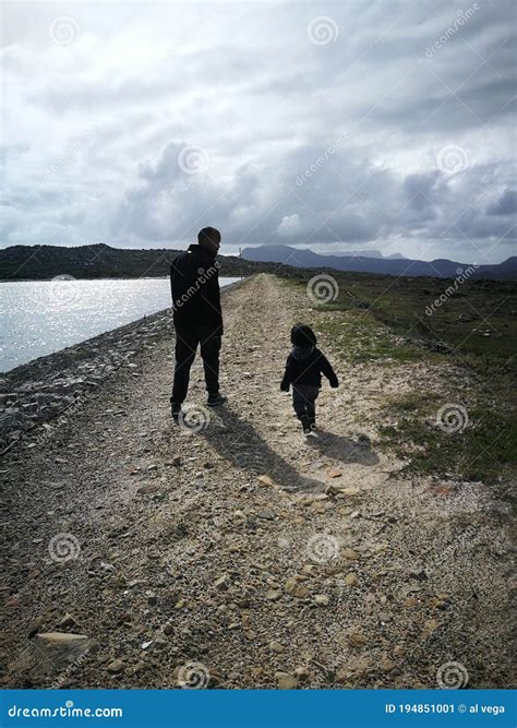 Silueta Padre E Hijo Caminando Por El Sendero Foto Editorial Imagen