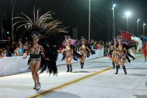 Carnaval Reina Pluma Plumaje Bailarina Comparsa Scola Basketball