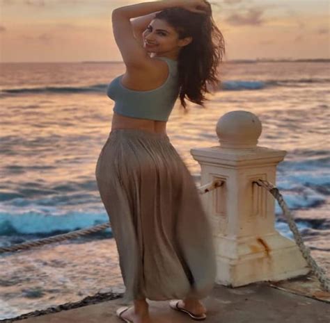 Mouni Roy shared hot photos while lying on the ground in bikini मन रय न बकन म जमन पर