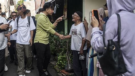 Blusukan Gibran Rakabuming Bagi Bagi Susu Dan Buku Foto