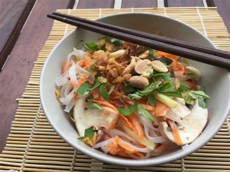 Glasnudelsalat mit Erdnüssen und Koriander in Kokos Limetten Dressing