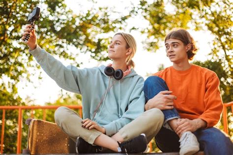 Menino E Menina Skatista Gravando Novo V Deo Enquanto Passam Tempo