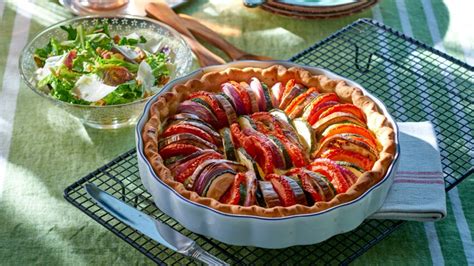 Tarte tian aux 4 légumes salade de jeunes pousses aux noisettes facile