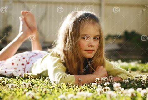 Fille Se Situant Dans Lherbe Image Stock Image Du Herbe Longtemps