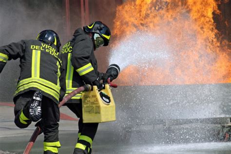 Valperga Un Incendio Distrugge Un Camion E Un Escavatore Della Ditta