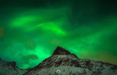 Auroras over Lofoten, Norway [OC] [3500x2254] : r/EarthPorn